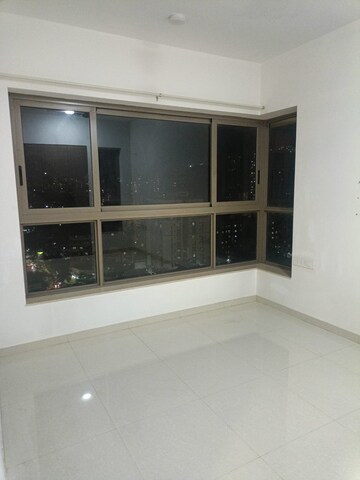 Room in 2 BHK Apartment at Kalpataru Paramount, Kapur Bawdi – for Rent