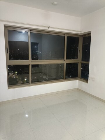 Room in 2 BHK Apartment at Kalpataru Paramount, Kapur Bawdi – for Rent