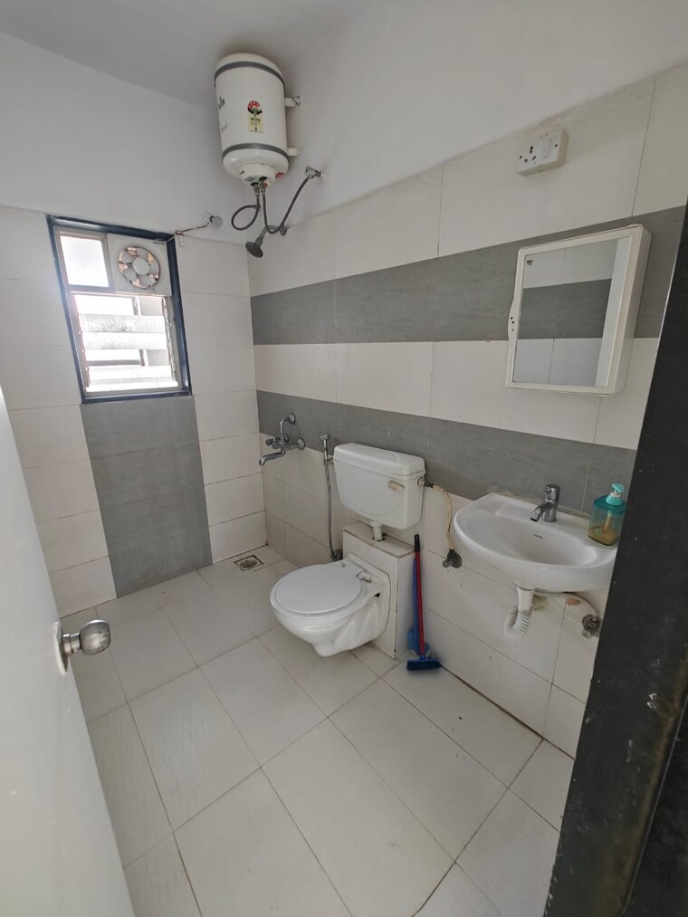Bathroom, multicon-silver-dale-phase-i 3 Bedroom 1535 Sq.Ft. Apartment In Baner Pune 9338346