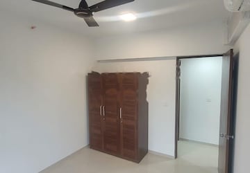 Room in 3 BHK Apartment at Kalpataru Immensa, Kolshet Road – for Rent