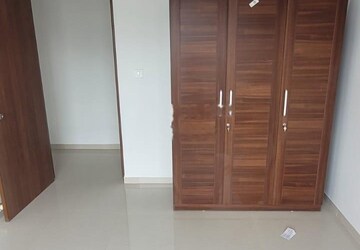 Room in 3 BHK Apartment at Kalpataru Immensa, Kolshet Road – for Rent