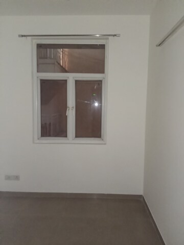Room in 3.5 BHK Apartment at Gaur City 1st Avenue, Sector 4 Greater Noida – for Rent