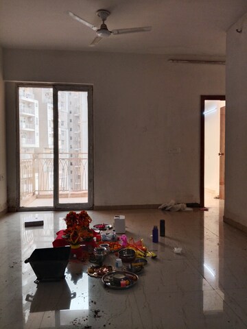 Room in 3.5 BHK Apartment at Gaur City 1st Avenue, Sector 4 Greater Noida – for Rent
