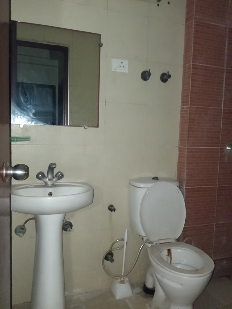 Bathroom, gaur-city-1st-avenue 3.5 Bedroom 1560 Sq.Ft. Apartment In Sector 4 Greater Noida Greater Noida 9338508