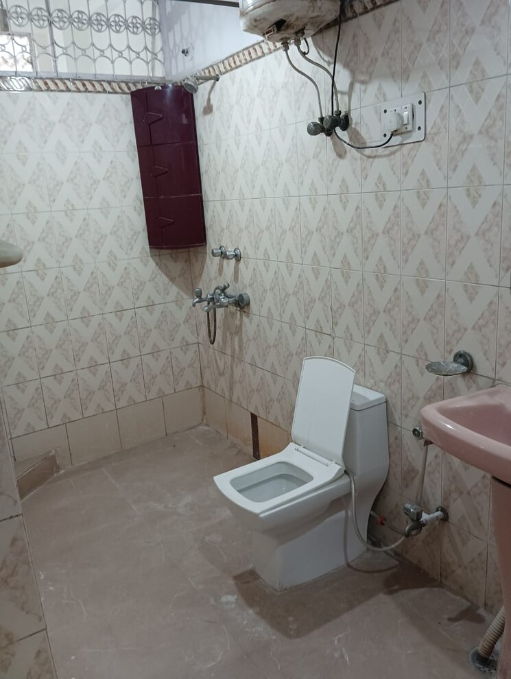 Bathroom, greater kailash i 3 Bedroom 1782 Sq.Ft. Builder Floor In Greater Kailash I Delhi 9338677