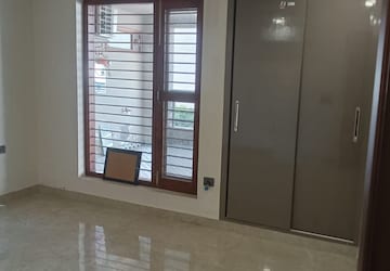 Room in 5 BHK Builder Floor at Sector 85 – for Rent