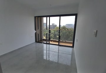 Room in 3.5 BHK Apartment at Mantra Mirari, Koregaon Park – for Rent