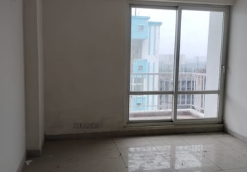Room in 3 BHK Apartment at Value Meadows Vista, Raj Nagar Extension – for Sale