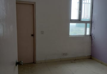 Room in 3 BHK Apartment at Value Meadows Vista, Raj Nagar Extension – for Sale