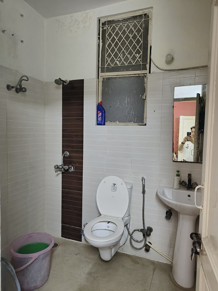 Bathroom, khirki extension 2 Bedroom 910 Sq.Ft. Builder Floor In Khirki Extension Delhi 9338988