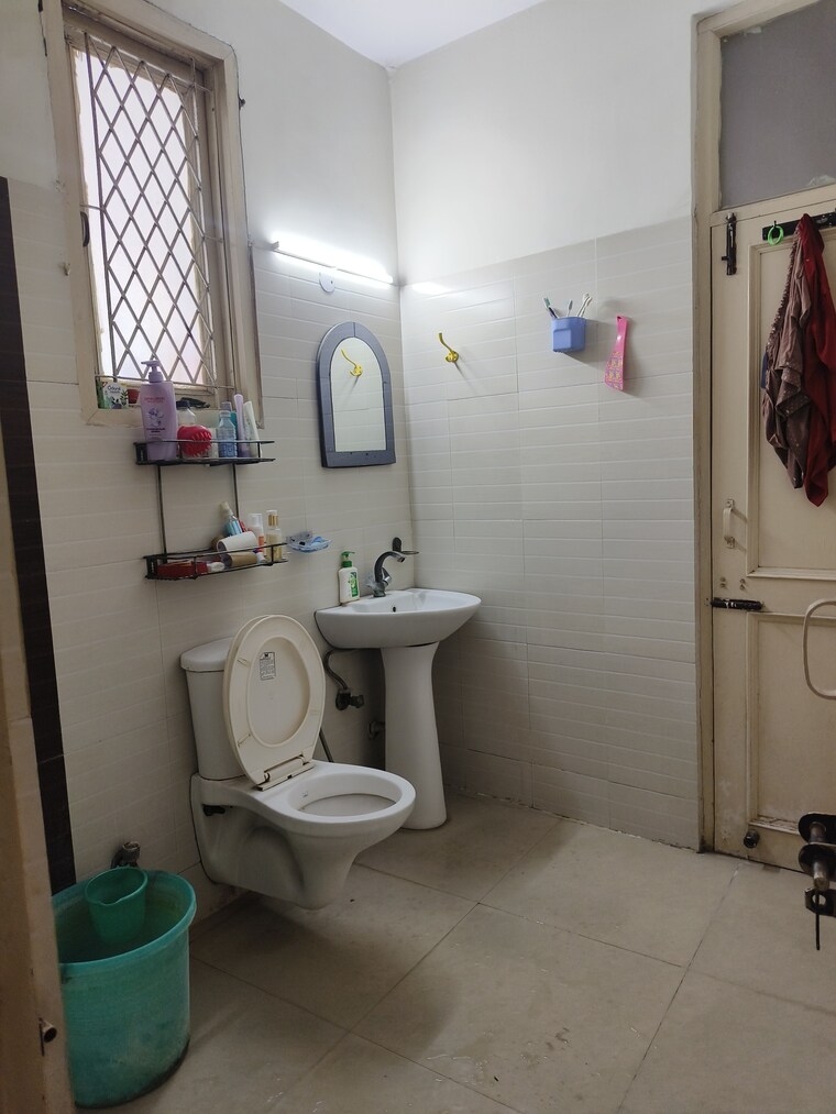 Bathroom, khirki extension 2 Bedroom 910 Sq.Ft. Builder Floor In Khirki Extension Delhi 9338988