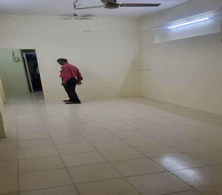  Parking, dadar east Commercial Office Space 300 Sq.Ft. In Dadar East Mumbai 9339309