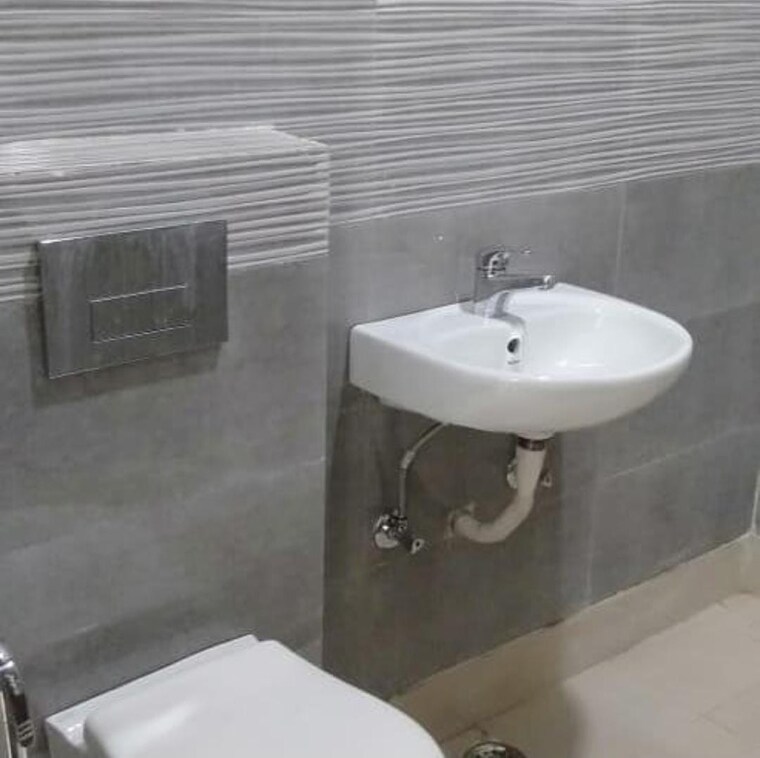Bathroom, chattarpur 2 Bedroom 800 Sq.Ft. Apartment In Chattarpur Delhi 9338943