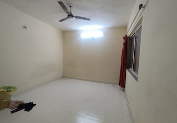 Room in 3 BHK Apartment at Kunal Icon, Pimple Saudagar – for Rent