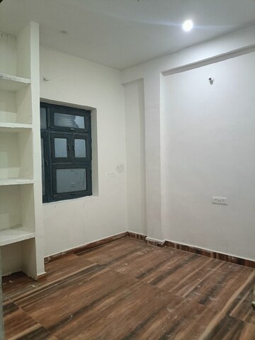 Room in 3.5 BHK Apartment at Amarpali Exotica, Sector 50 – for Sale