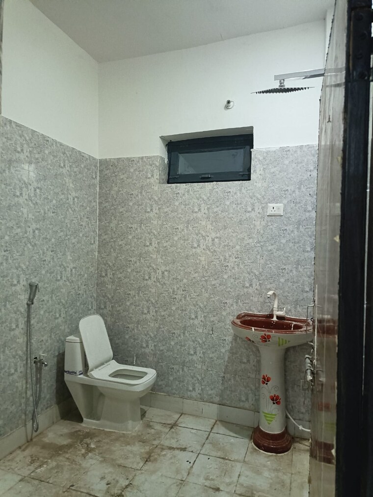 Bathroom, amarpali-exotica 3.5 Bedroom 2020 Sq.Ft. Apartment In Sector 50 Noida 9340248