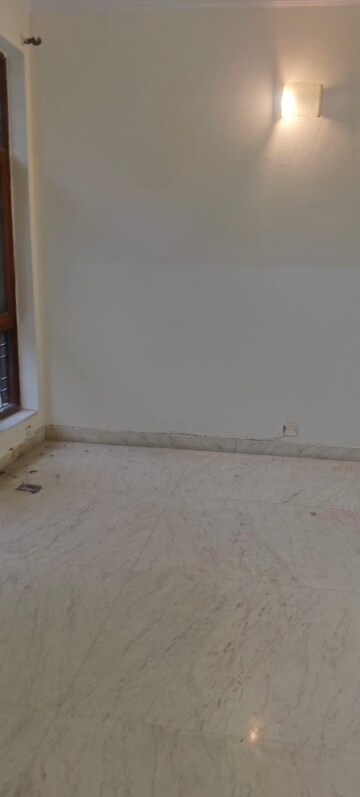 Room in 2.5 BHK Villa at RWA Apartments Sector 61, Sector 61 – for Rent