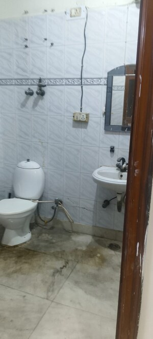 Bathroom in 2.5 BHK Villa at RWA Apartments Sector 61, Sector 61 – for Rent