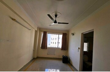 Living Room in 3 BHK Apartment at DLF Ridgewood Estate, Dlf Phase iv – for Sale