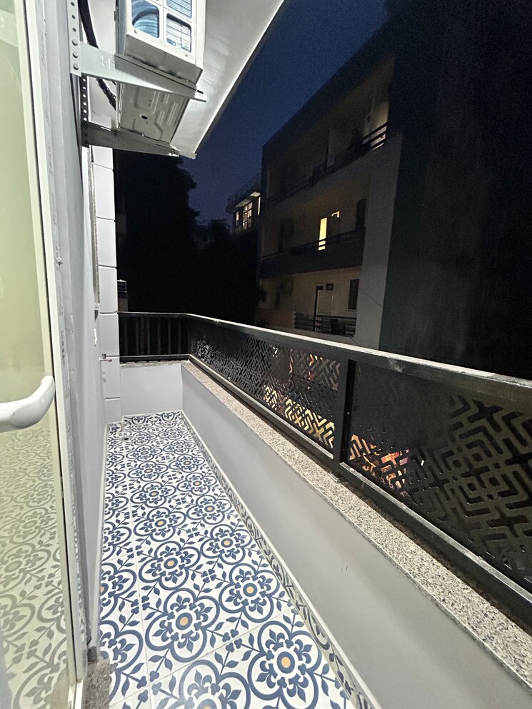 Balcony, sector 55 1 Bedroom 450 Sq.Ft. Builder Floor In Sector 55 Gurgaon 9340841