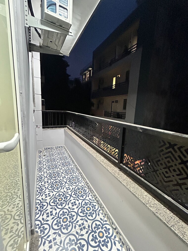 Balcony, sector 55 1 Bedroom 450 Sq.Ft. Builder Floor In Sector 55 Gurgaon 9340841