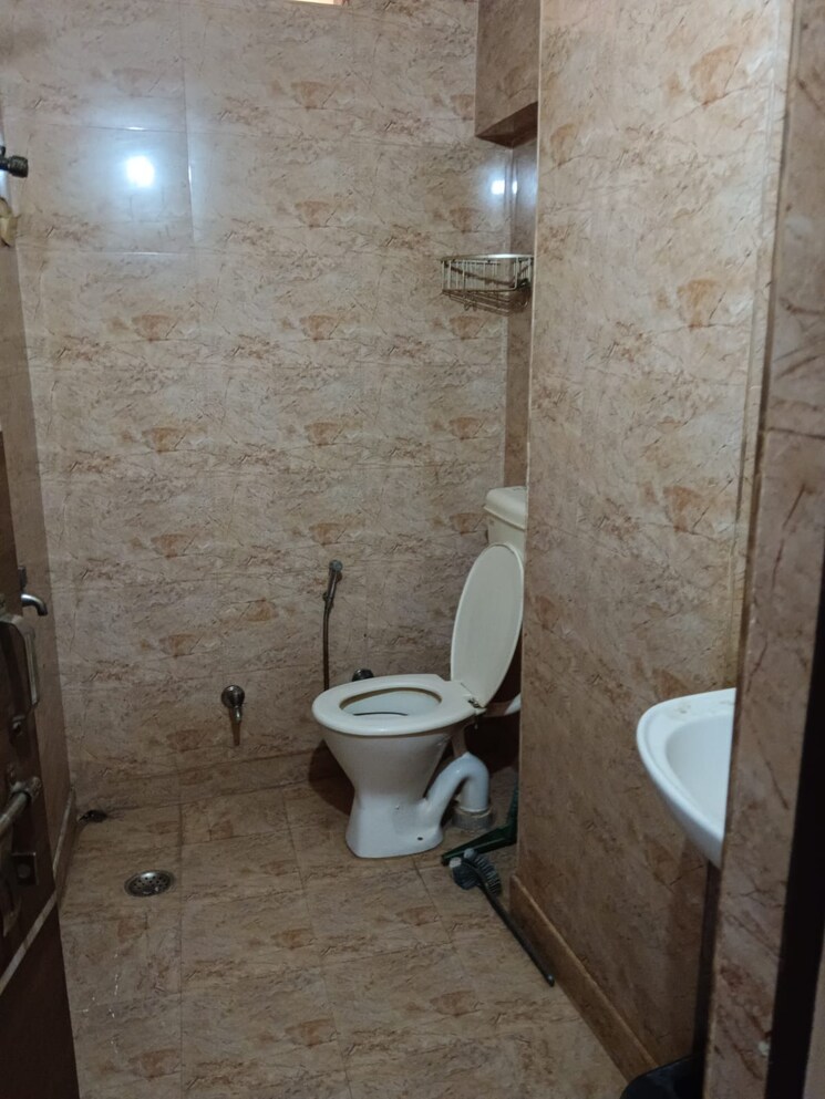 Bathroom, nirman vihar 2 Bedroom 980 Sq.Ft. Builder Floor In Nirman Vihar Delhi 9340939