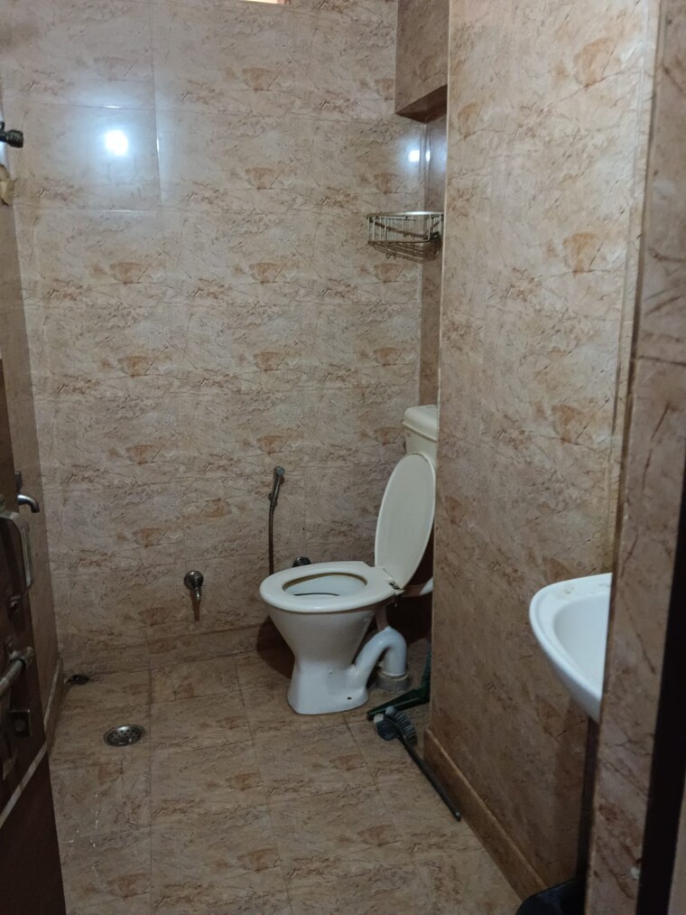 Bathroom, nirman vihar 2 Bedroom 980 Sq.Ft. Builder Floor In Nirman Vihar Delhi 9340939