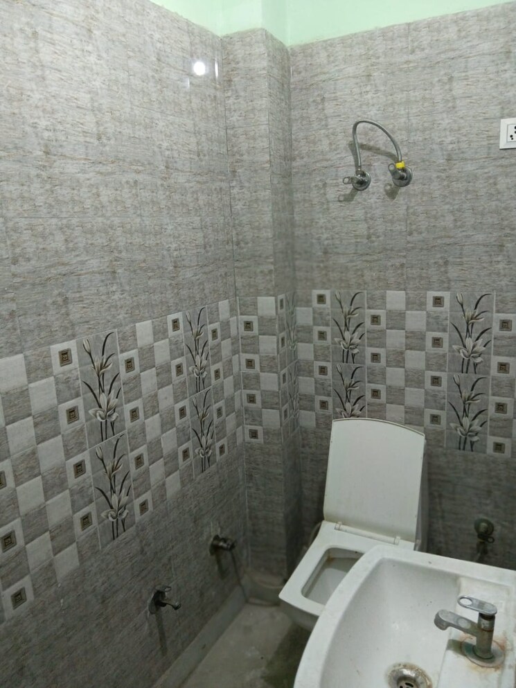 Bathroom, nirman vihar 2 Bedroom 790 Sq.Ft. Builder Floor In Nirman Vihar Delhi 9341004