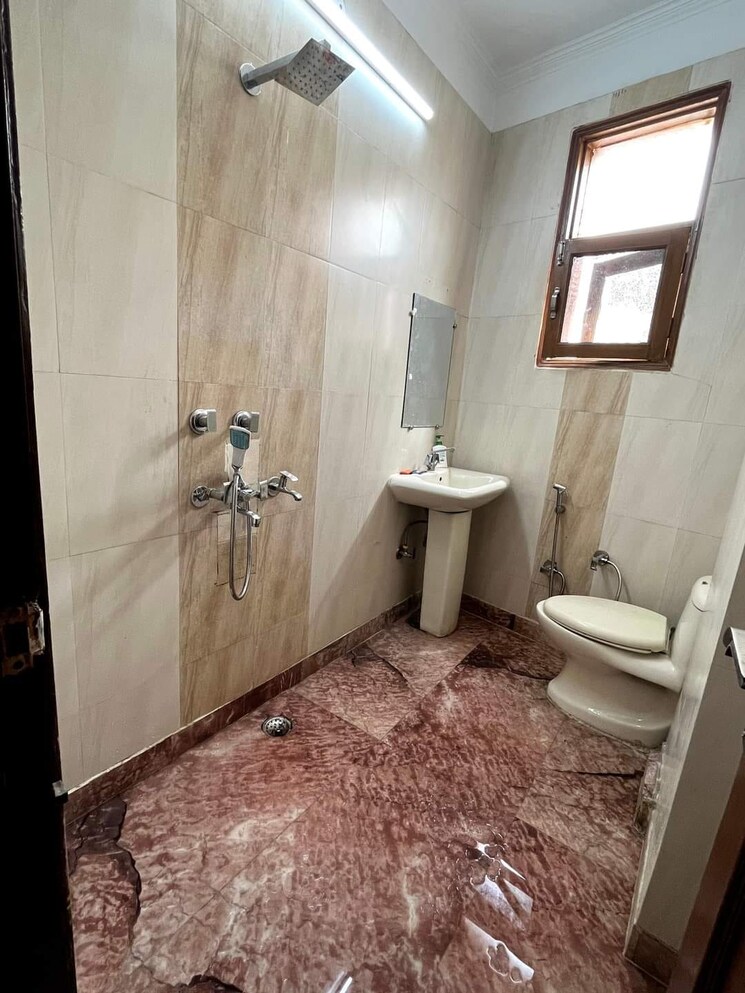 Bathroom, nirman vihar 2 Bedroom 902 Sq.Ft. Builder Floor In Nirman Vihar Delhi 9341016