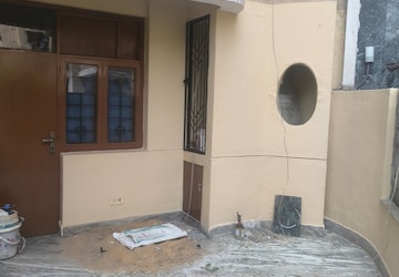 Room in 3.5 BHK Apartment at ATS Green III, Sector 50 – for Rent