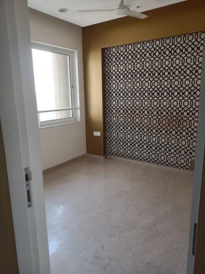 Room in 3 BHK Apartment at Lodha Fiorenza, Goregaon East – for Rent