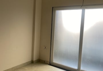 Room in 4 BHK Apartment at Prabhadevi – for Rent