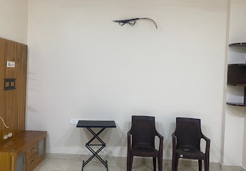Team Area in 4 BHK Apartment at Prabhadevi – for Rent