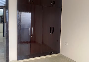 Room in 4 BHK Apartment at Prabhadevi – for Rent