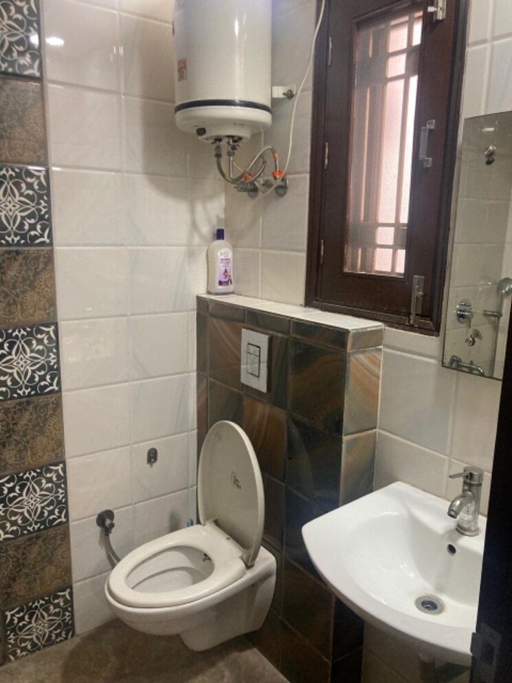 Bathroom, nirman vihar 2 Bedroom 1020 Sq.Ft. Builder Floor In Nirman Vihar Delhi 9341132