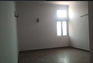 Room in 3 BHK Builder Floor at Arun Vihar Sector 37, Sector 37 – for Rent
