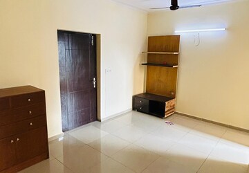 Room in 3 BHK Apartment at Gaur Atulyam, Omicron I Greater Noida – for Sale