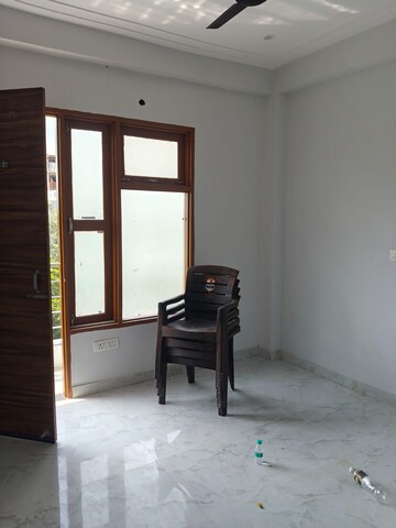 Room in 3 BHK Builder Floor at Sector 57 – for Rent