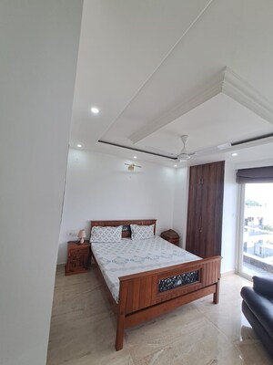 Furnished Amenities in 3 BHK Builder Floor at Unitech Greenwood City Apartment, Sector 45 – for Rent