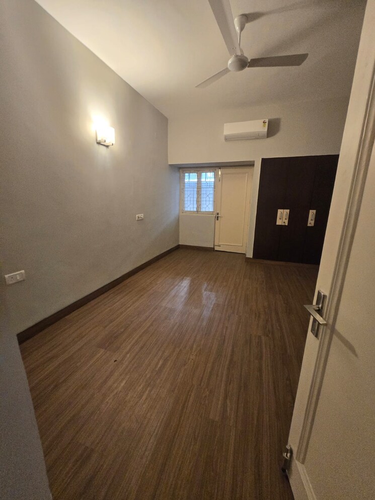 Room, greater kailash i 4 Bedroom 500 Sq.Yd. Builder Floor In Greater Kailash I Delhi 9341234