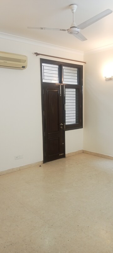 Room in 4 BHK Builder Floor at Safdarjung Development Area – for Rent