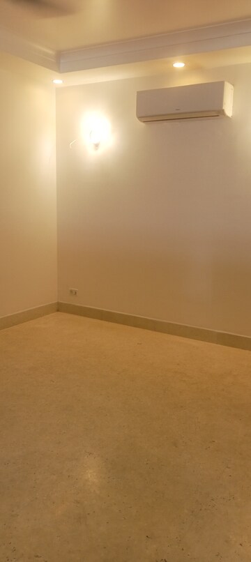 Room in 4 BHK Builder Floor at Safdarjung Development Area – for Rent