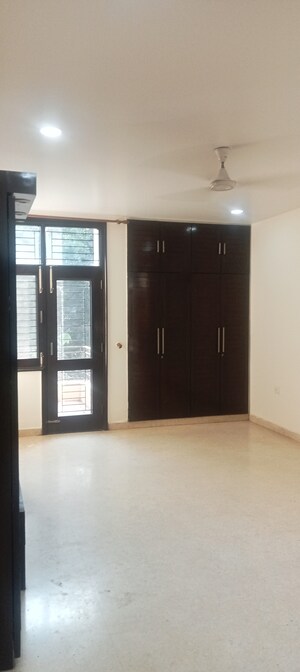Room in 4 BHK Builder Floor at Safdarjung Development Area – for Rent