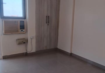 Room in 3.5 BHK Apartment at Maxworth Premier Urban, Sector 15 – for Rent