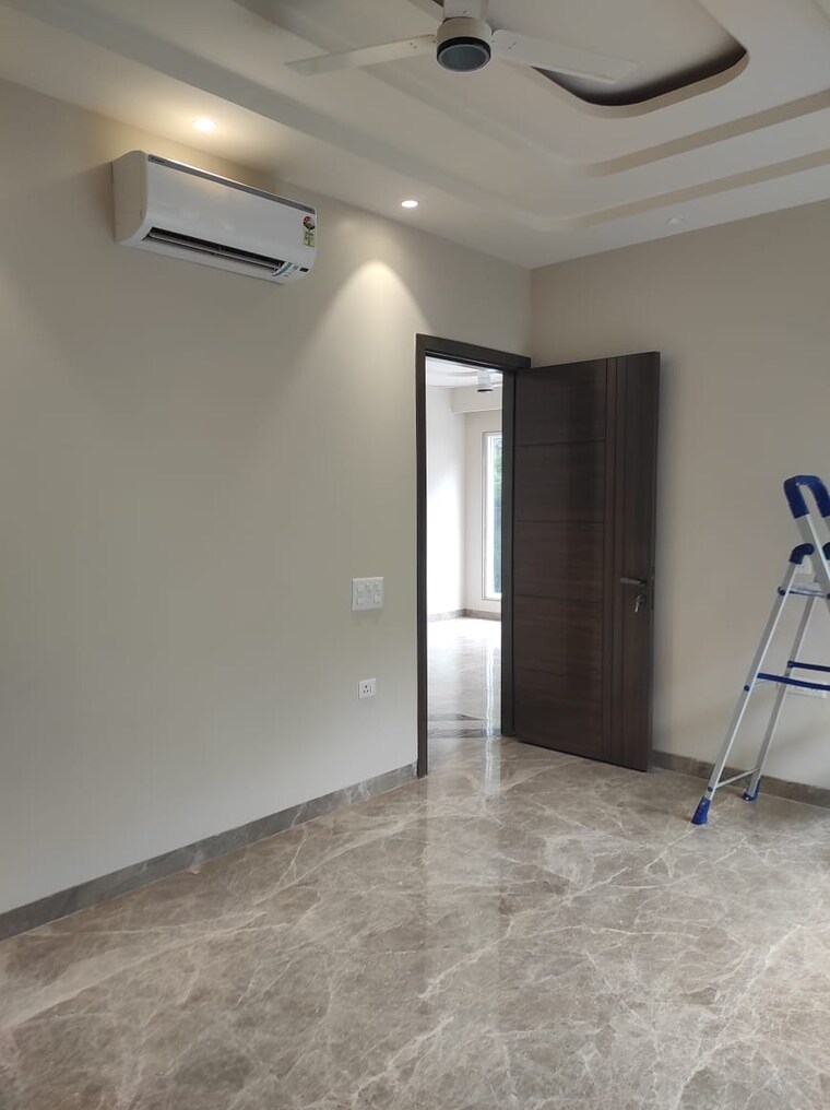 Room, safdarjung development area 4 Bedroom 350 Sq.Yd. Builder Floor In Safdarjung Development Area Delhi 9341255