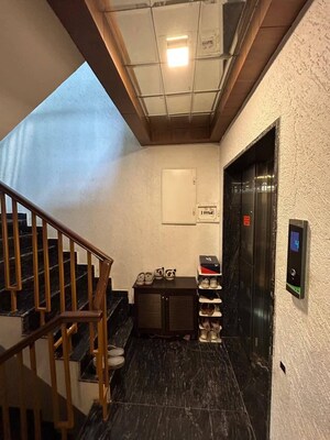 Lift in 3 BHK Builder Floor at Saket – for Rent