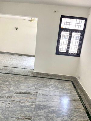 Room in 3.5 BHK Apartment at Vastu Apartments, Sector 55 – for Rent