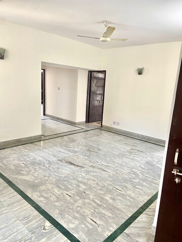 Room in 3.5 BHK Apartment at Vastu Apartments, Sector 55 – for Rent