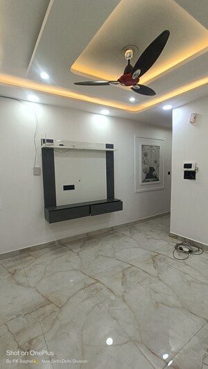 Room in 3 BHK Builder Floor at Govindpuri – for Rent