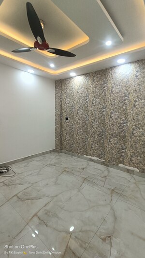 Room in 3 BHK Builder Floor at Govindpuri – for Rent